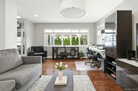 152 Collins Avenue Williston Park NY 11596