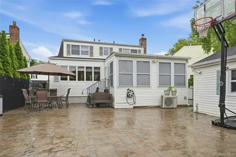 152 Collins Avenue Williston Park NY 11596