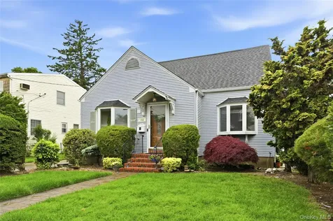 152 Collins Avenue Williston Park NY 11596