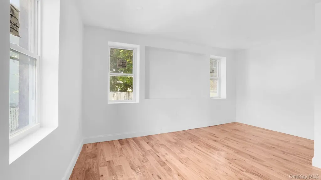 1148 E 211th Street Bronx NY 10469