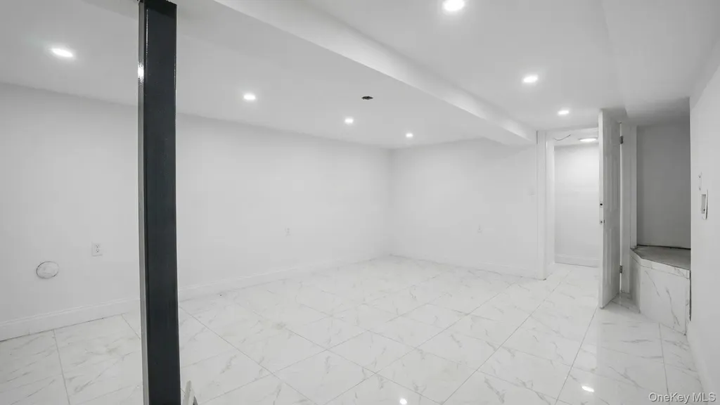 1148 E 211th Street Bronx NY 10469