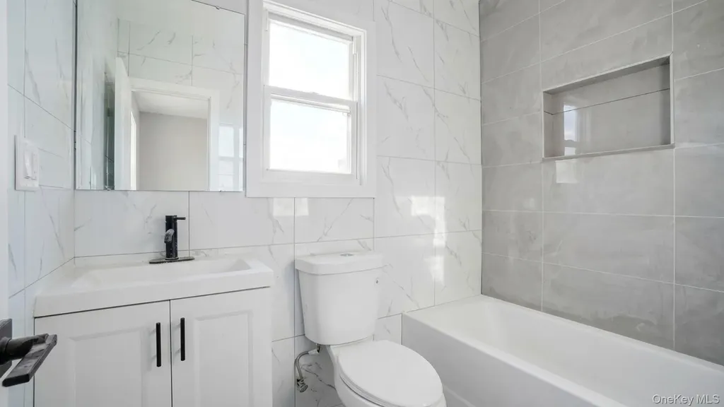 1148 E 211th Street Bronx NY 10469