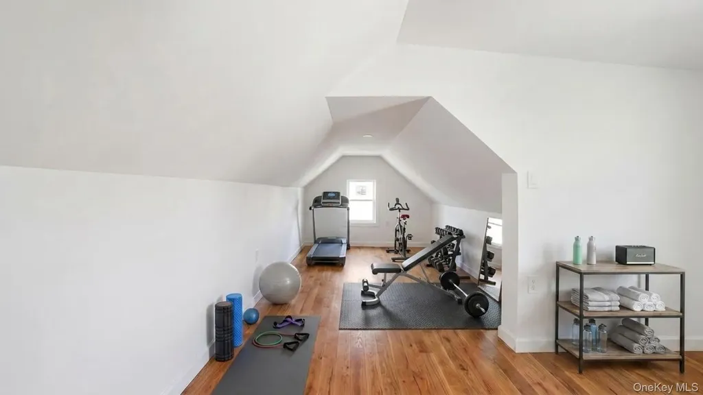 1148 E 211th Street Bronx NY 10469