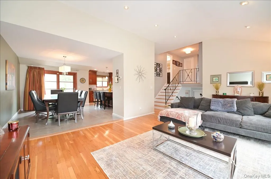 11 Hamilton Drive Roslyn NY 11576