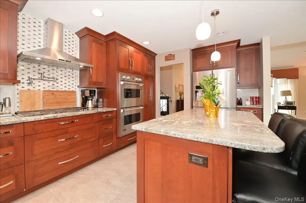 11 Hamilton Drive Roslyn NY 11576
