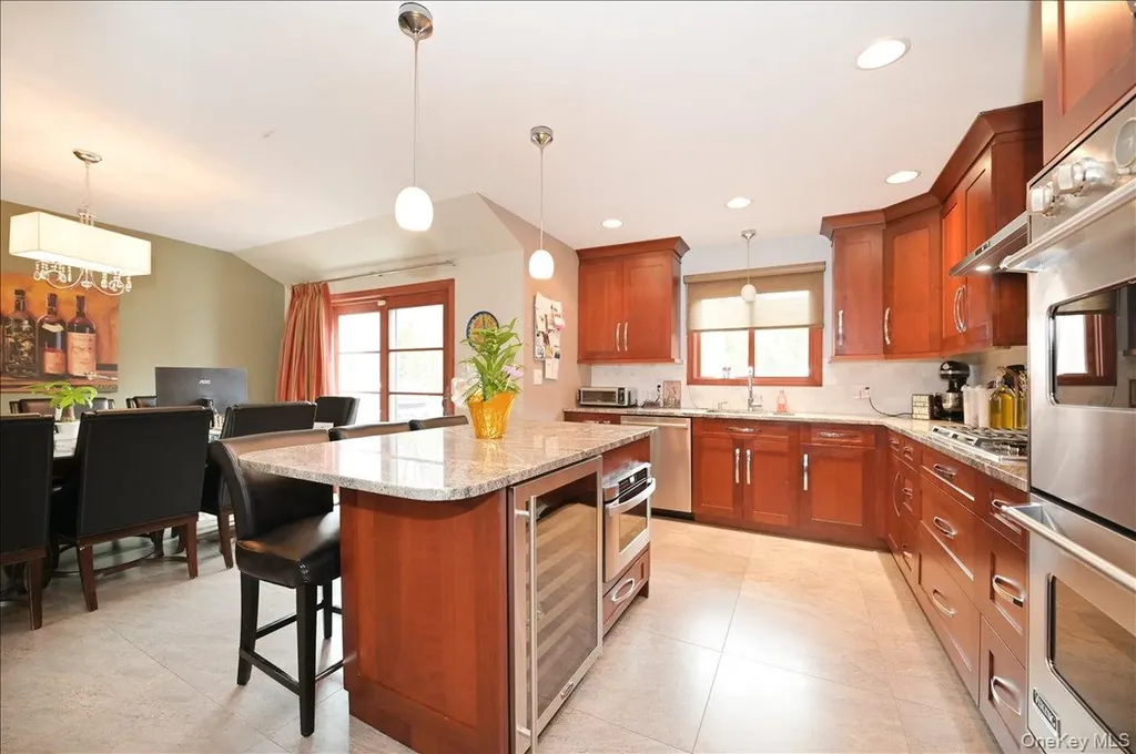 11 Hamilton Drive Roslyn NY 11576