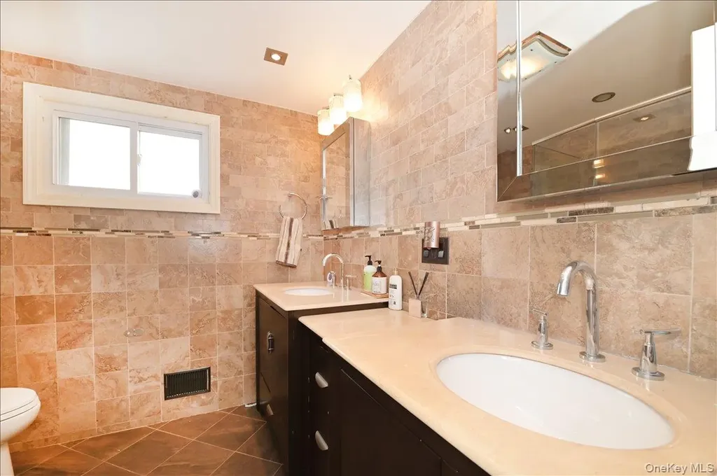 11 Hamilton Drive Roslyn NY 11576