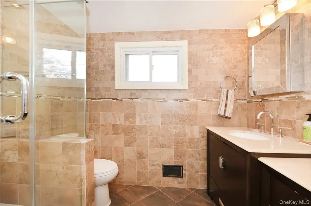 11 Hamilton Drive Roslyn NY 11576