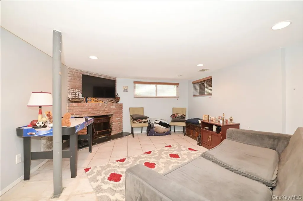 11 Hamilton Drive Roslyn NY 11576