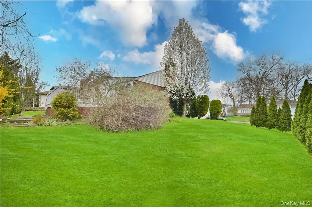 11 Hamilton Drive Roslyn NY 11576