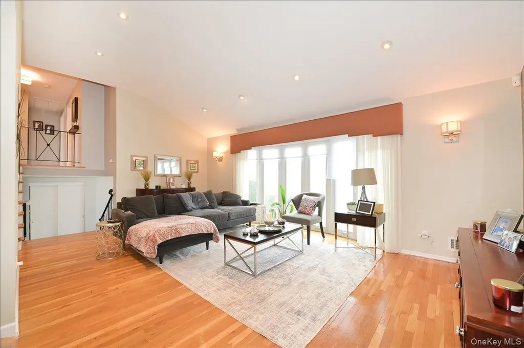 11 Hamilton Drive Roslyn NY 11576