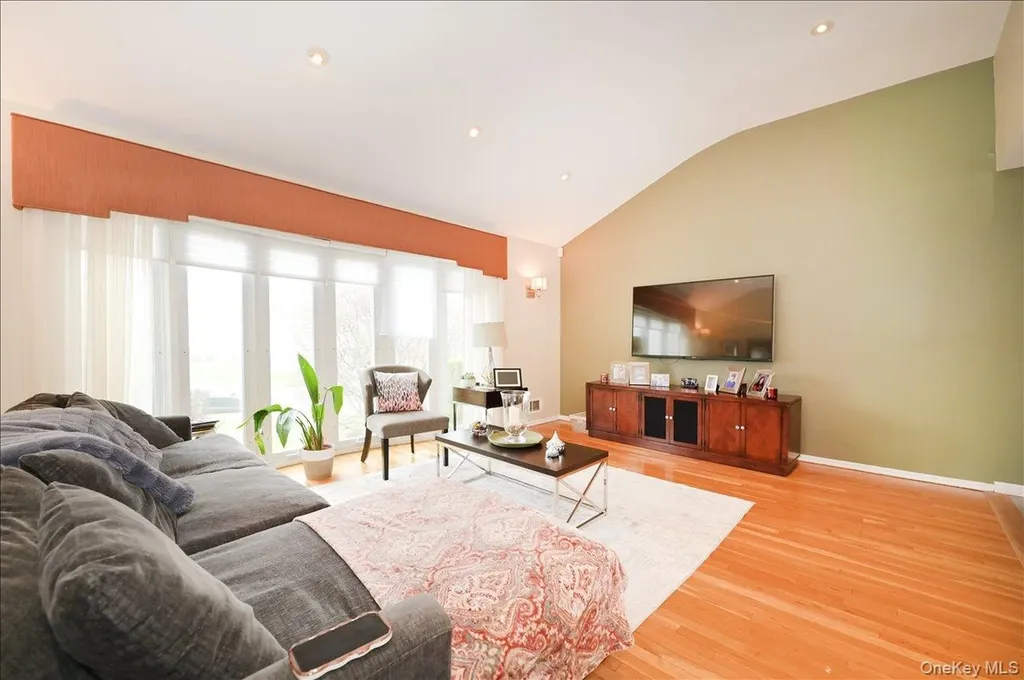 11 Hamilton Drive Roslyn NY 11576
