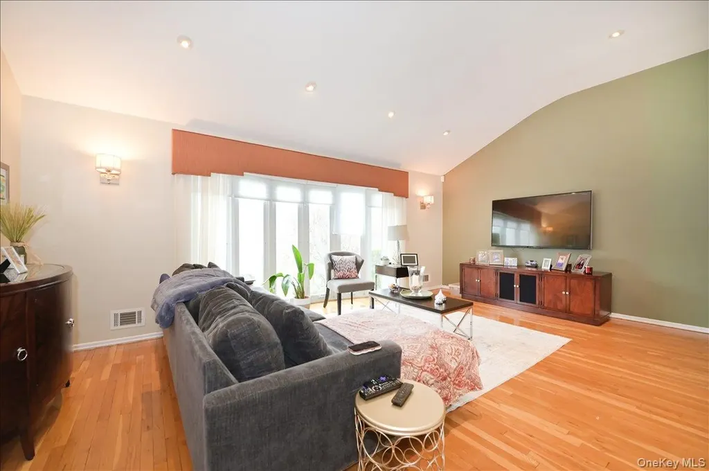 11 Hamilton Drive Roslyn NY 11576