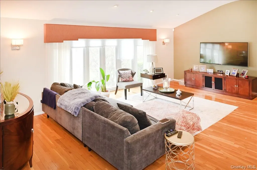 11 Hamilton Drive Roslyn NY 11576