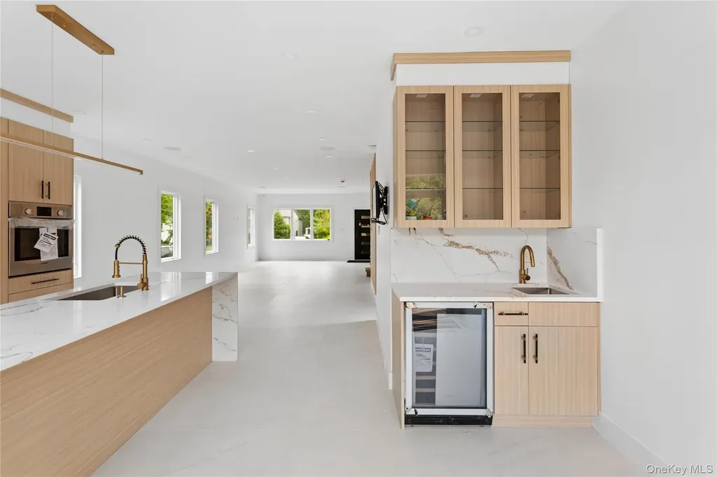 994 Singleton Avenue Woodmere NY 11598