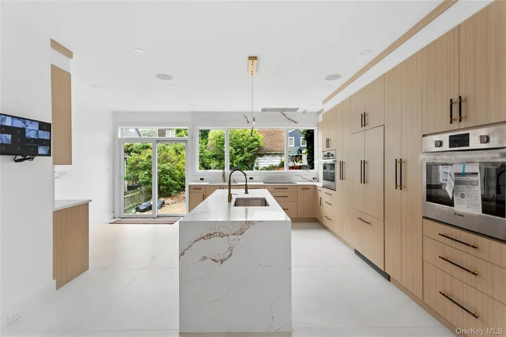 994 Singleton Avenue Woodmere NY 11598