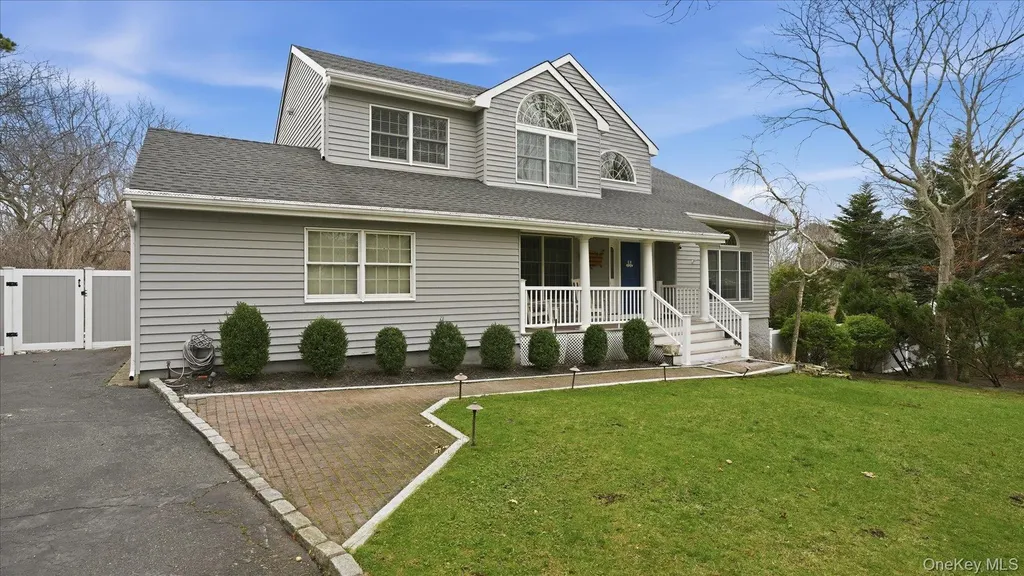 20 Stuart Court Hampton Bays NY 11946