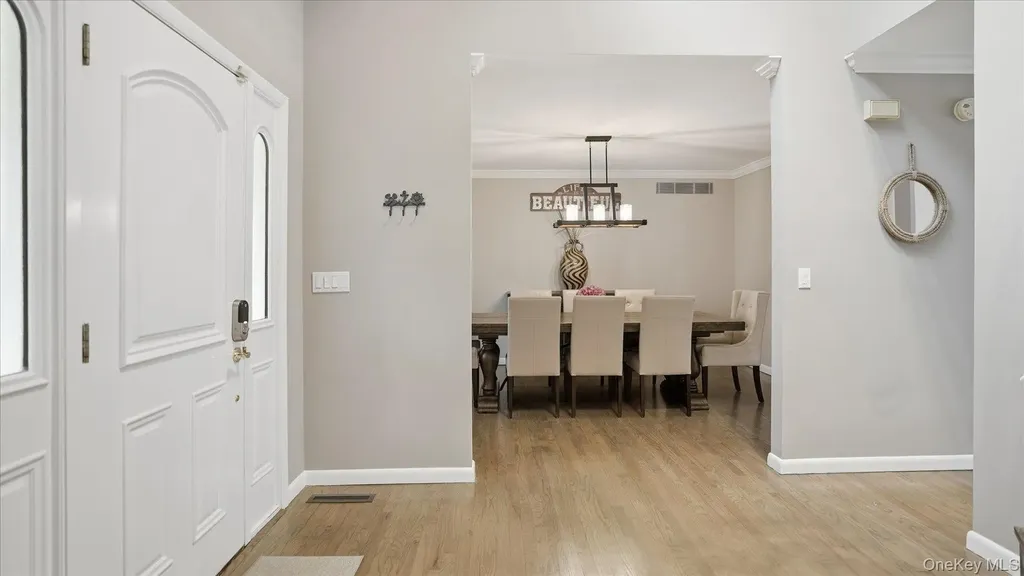 20 Stuart Court Hampton Bays NY 11946