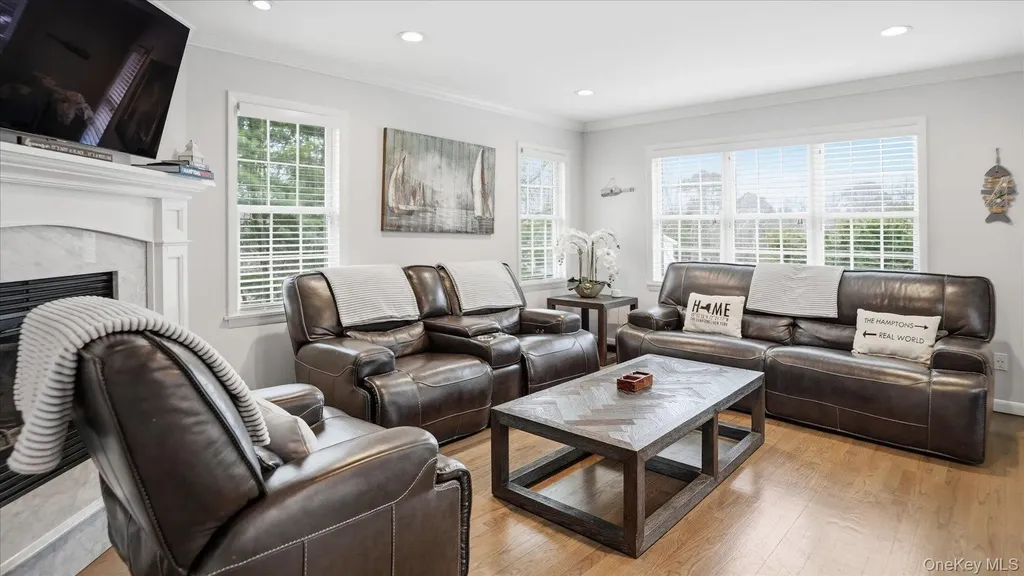 20 Stuart Court Hampton Bays NY 11946