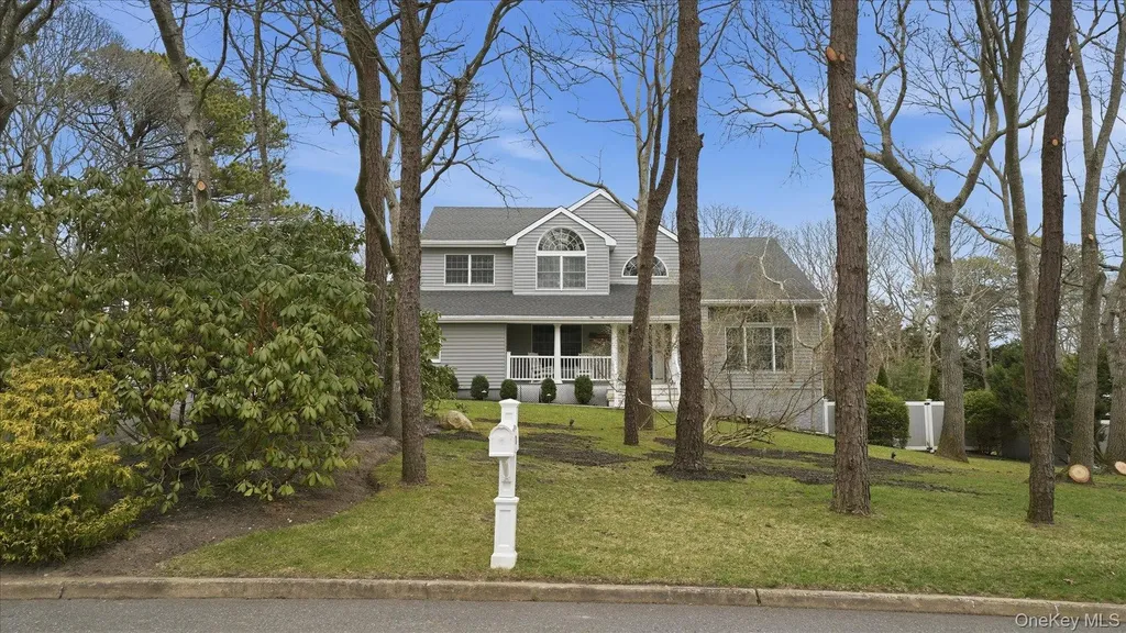 20 Stuart Court Hampton Bays NY 11946