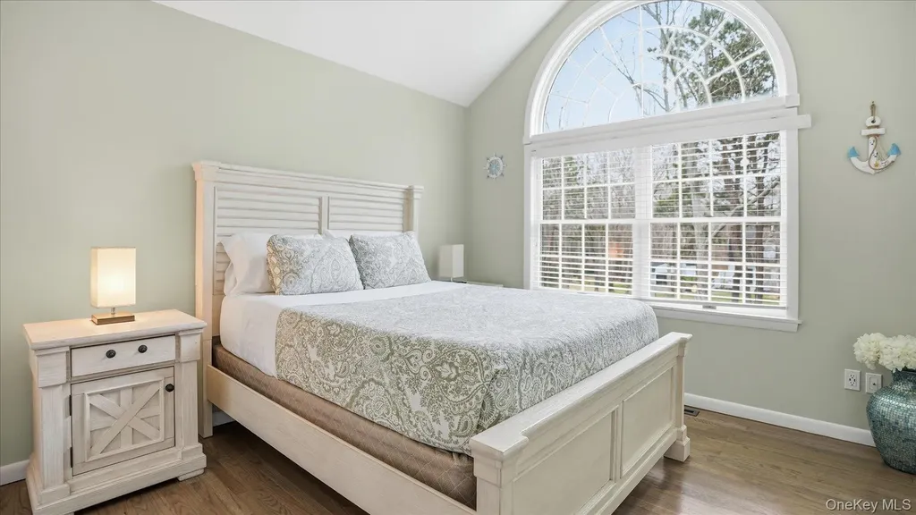 20 Stuart Court Hampton Bays NY 11946