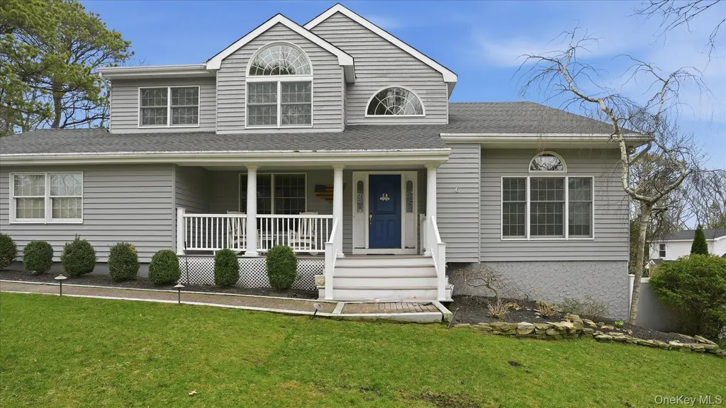 20 Stuart Court Hampton Bays NY 11946