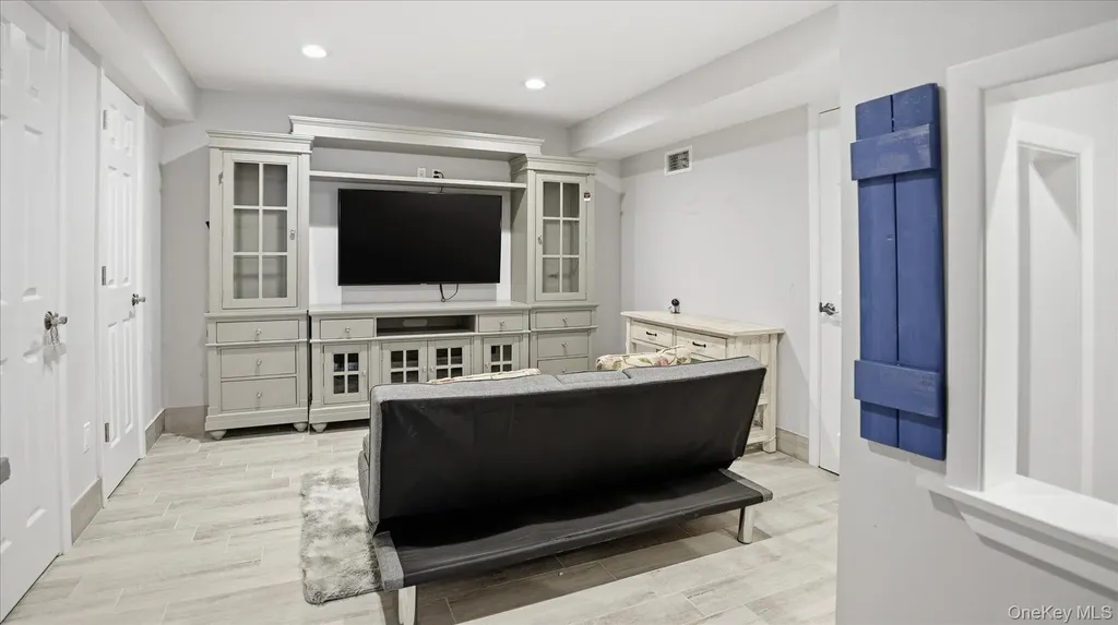 20 Stuart Court Hampton Bays NY 11946