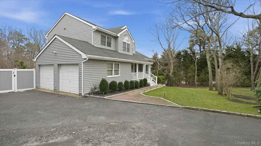 20 Stuart Court Hampton Bays NY 11946