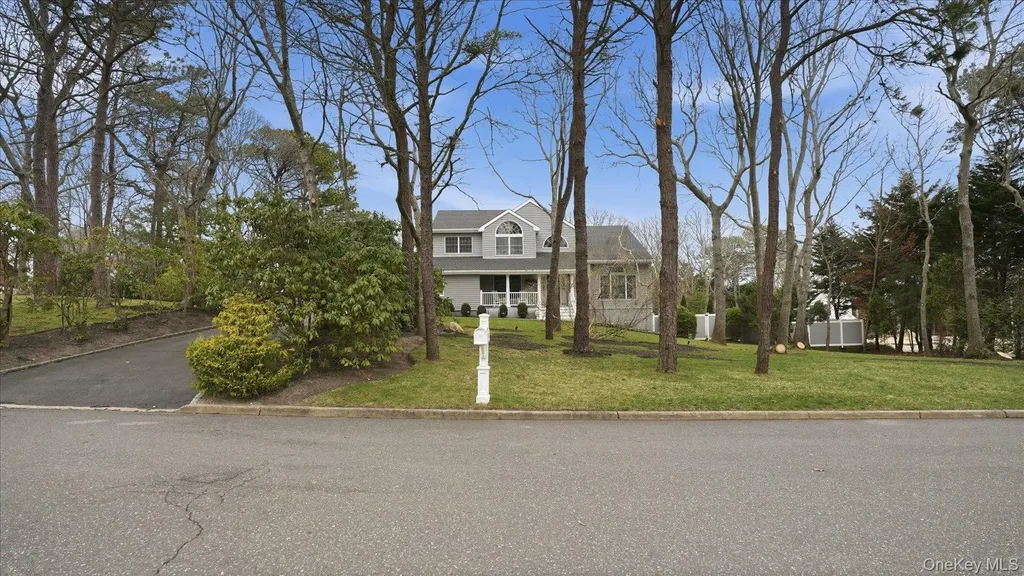 20 Stuart Court Hampton Bays NY 11946