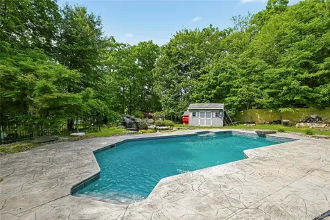 11 Country Hollow Highland Mills NY 10930