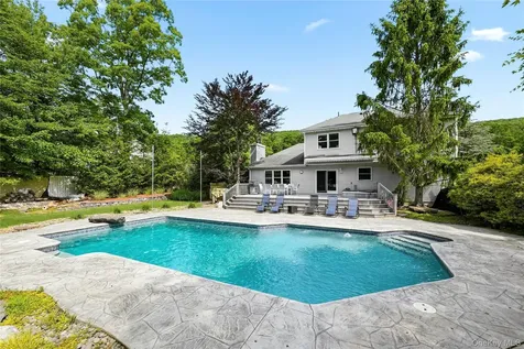 11 Country Hollow Highland Mills NY 10930