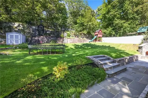 10 Loewen Court Rye NY 10580