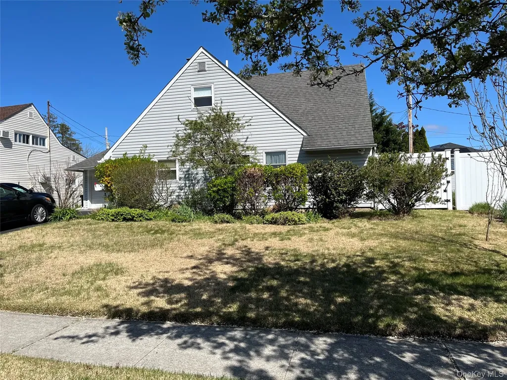 49 Flagstone Lane Westbury NY 11590