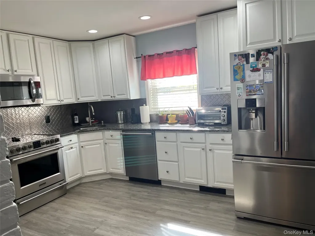 49 Flagstone Lane Westbury NY 11590