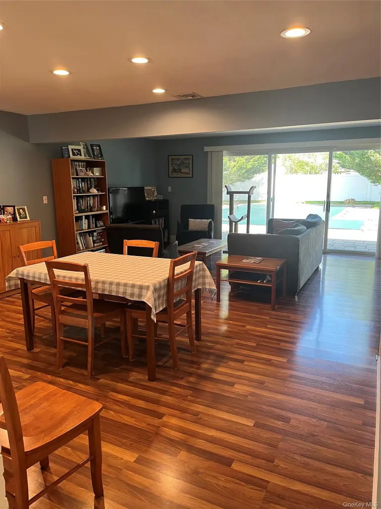 49 Flagstone Lane Westbury NY 11590