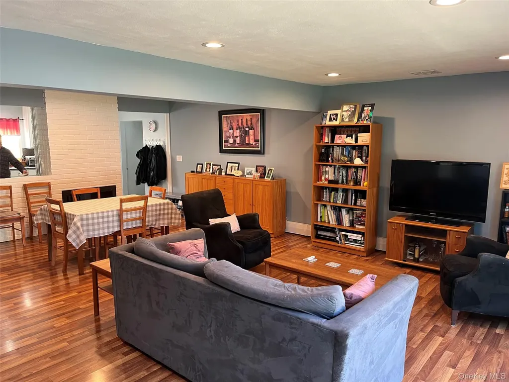 49 Flagstone Lane Westbury NY 11590