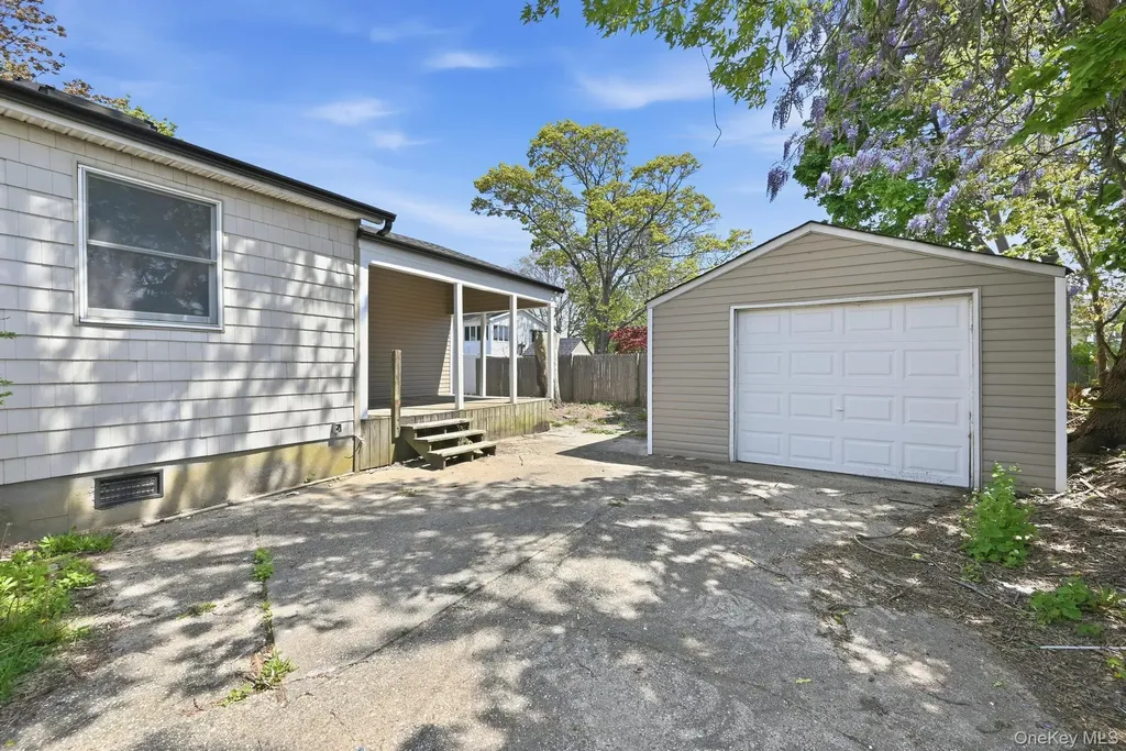 284 15th Street West Babylon NY 11704