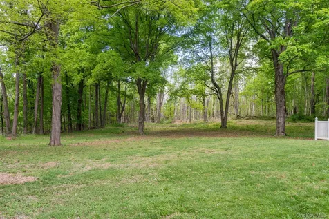 25 Mcallister Drive Pleasant Valley NY 12569
