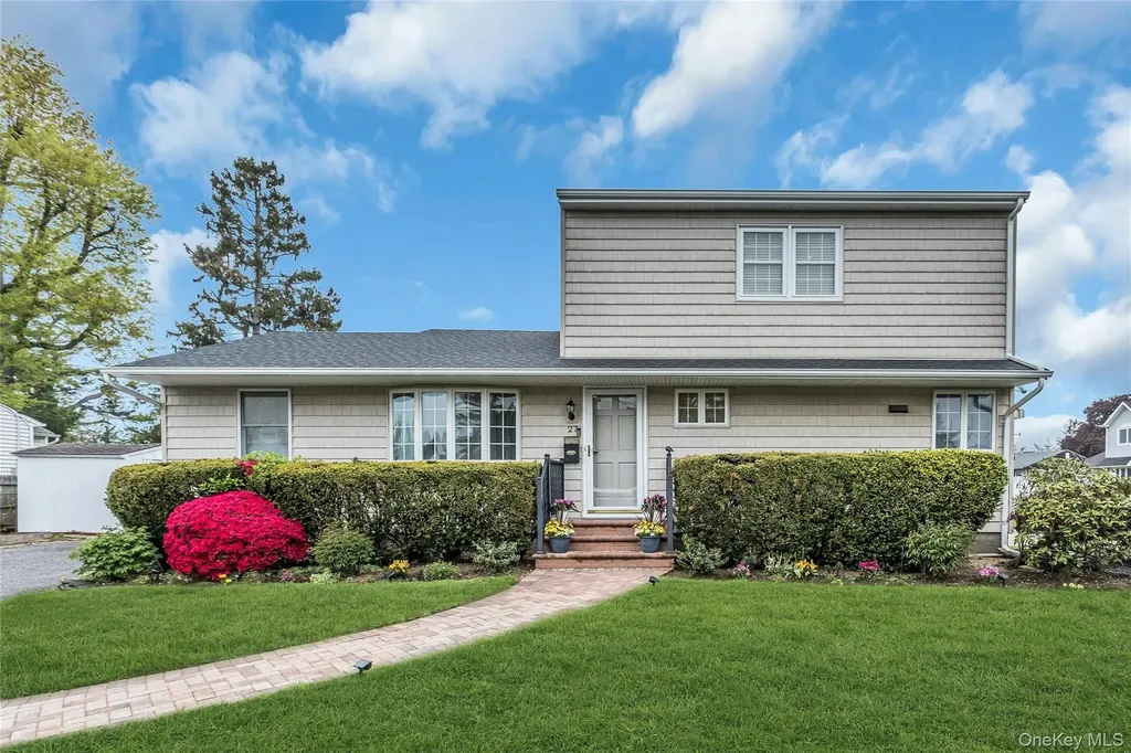 27 Surrey Lane Plainview NY 11803