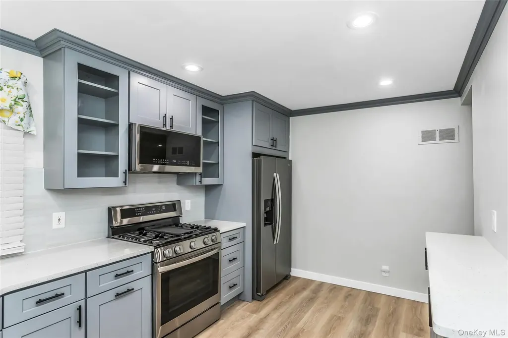 27 Surrey Lane Plainview NY 11803