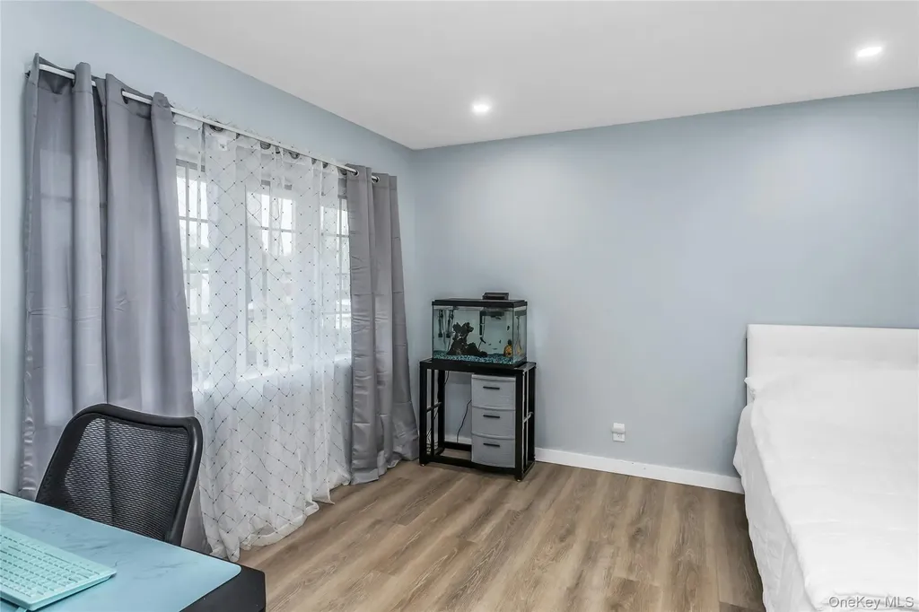 27 Surrey Lane Plainview NY 11803