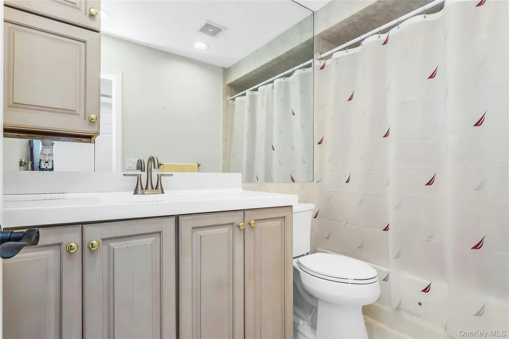 27 Surrey Lane Plainview NY 11803