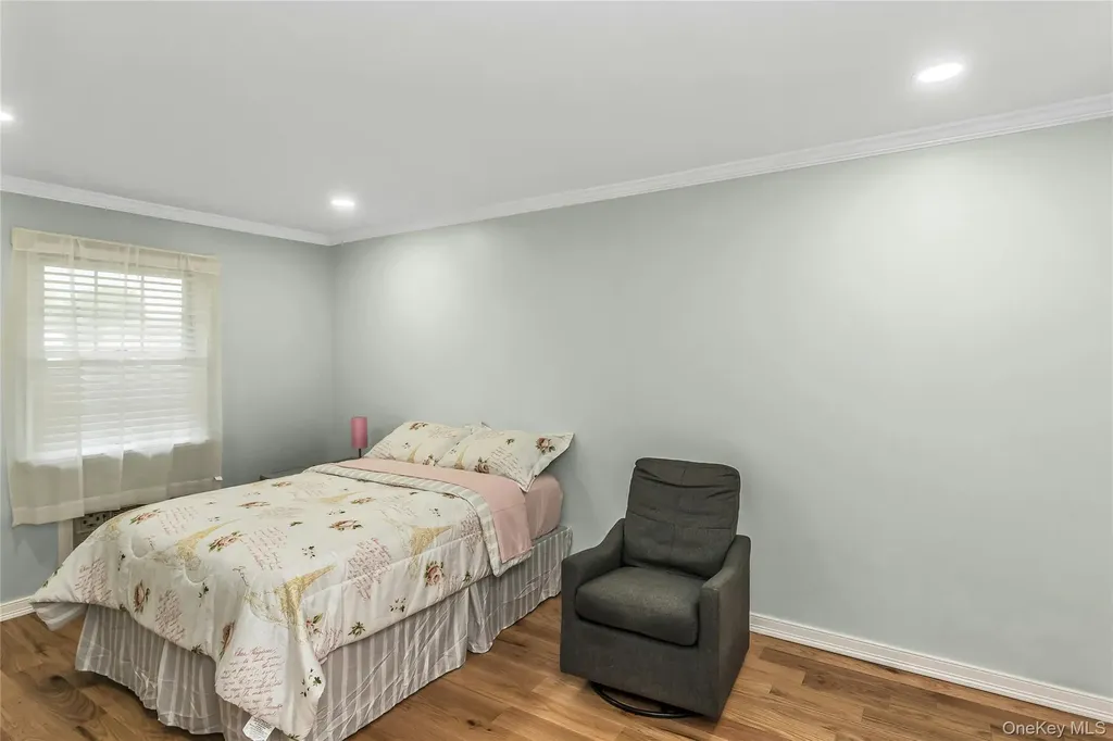 27 Surrey Lane Plainview NY 11803