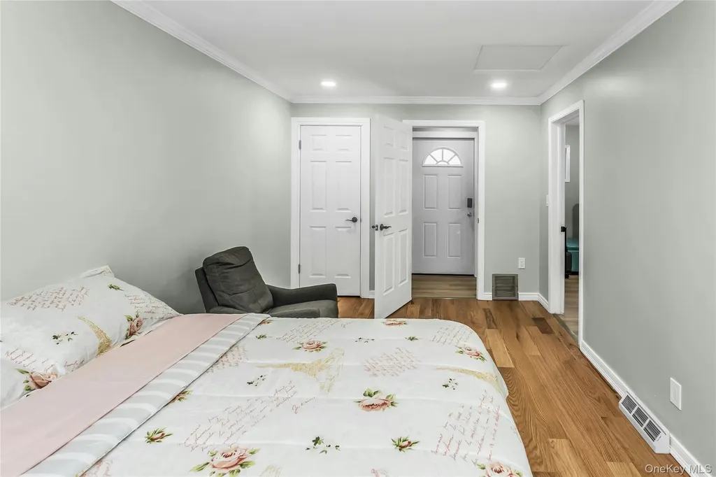 27 Surrey Lane Plainview NY 11803