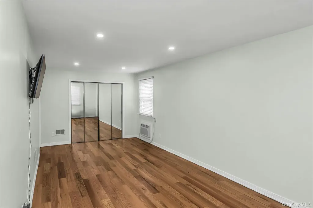 27 Surrey Lane Plainview NY 11803