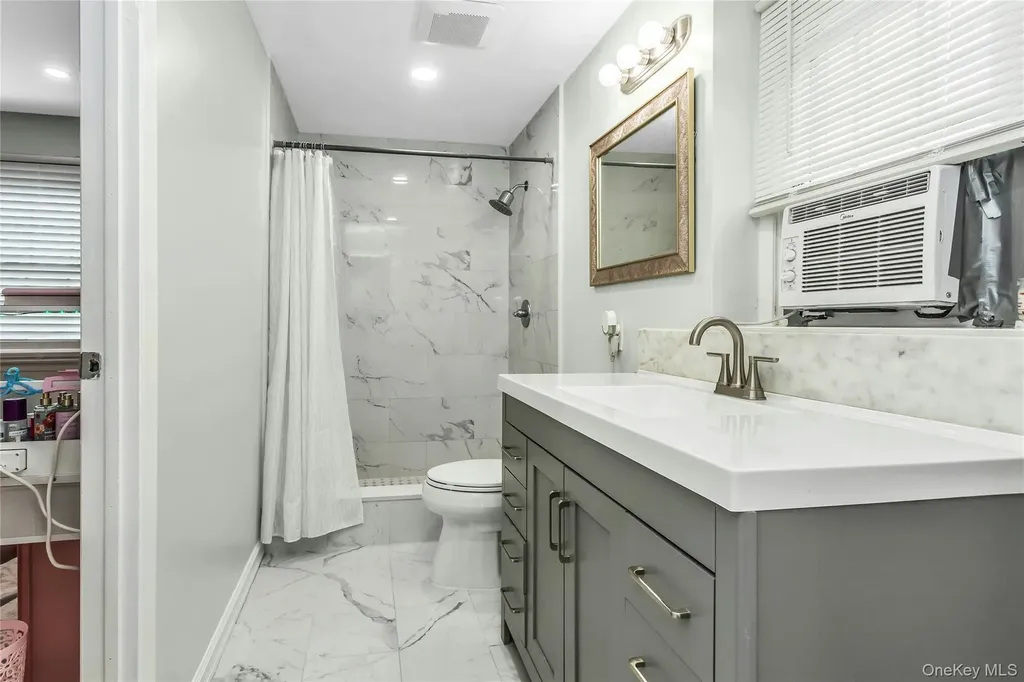 27 Surrey Lane Plainview NY 11803
