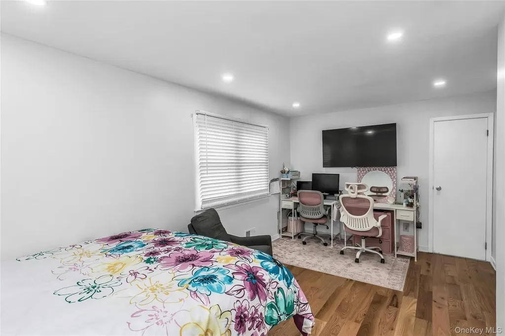 27 Surrey Lane Plainview NY 11803