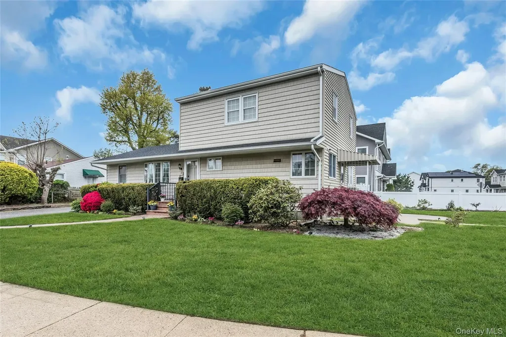 27 Surrey Lane Plainview NY 11803