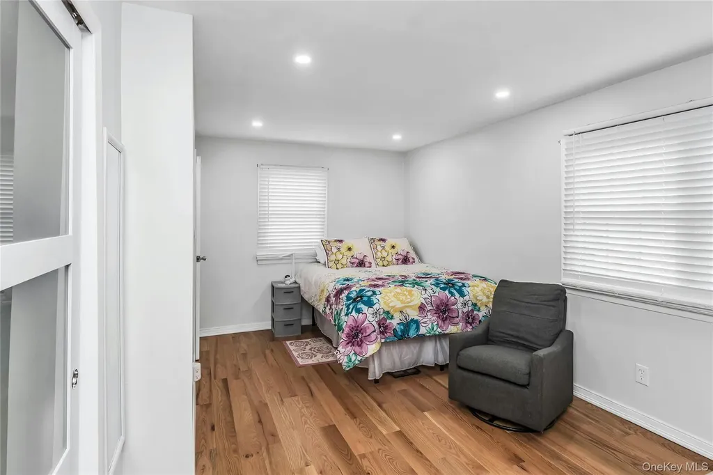 27 Surrey Lane Plainview NY 11803