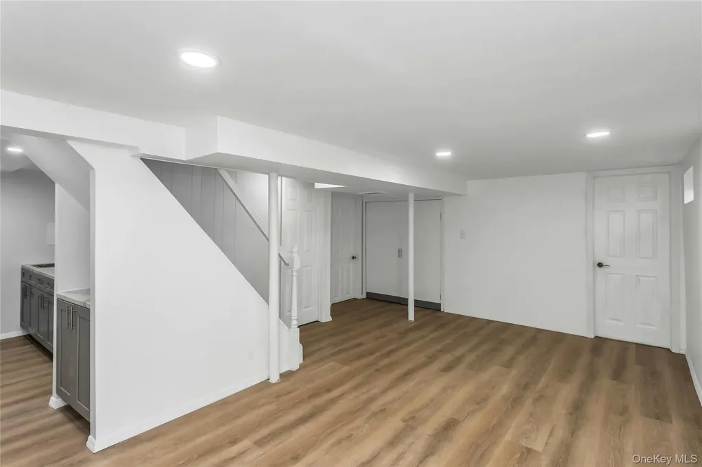 27 Surrey Lane Plainview NY 11803